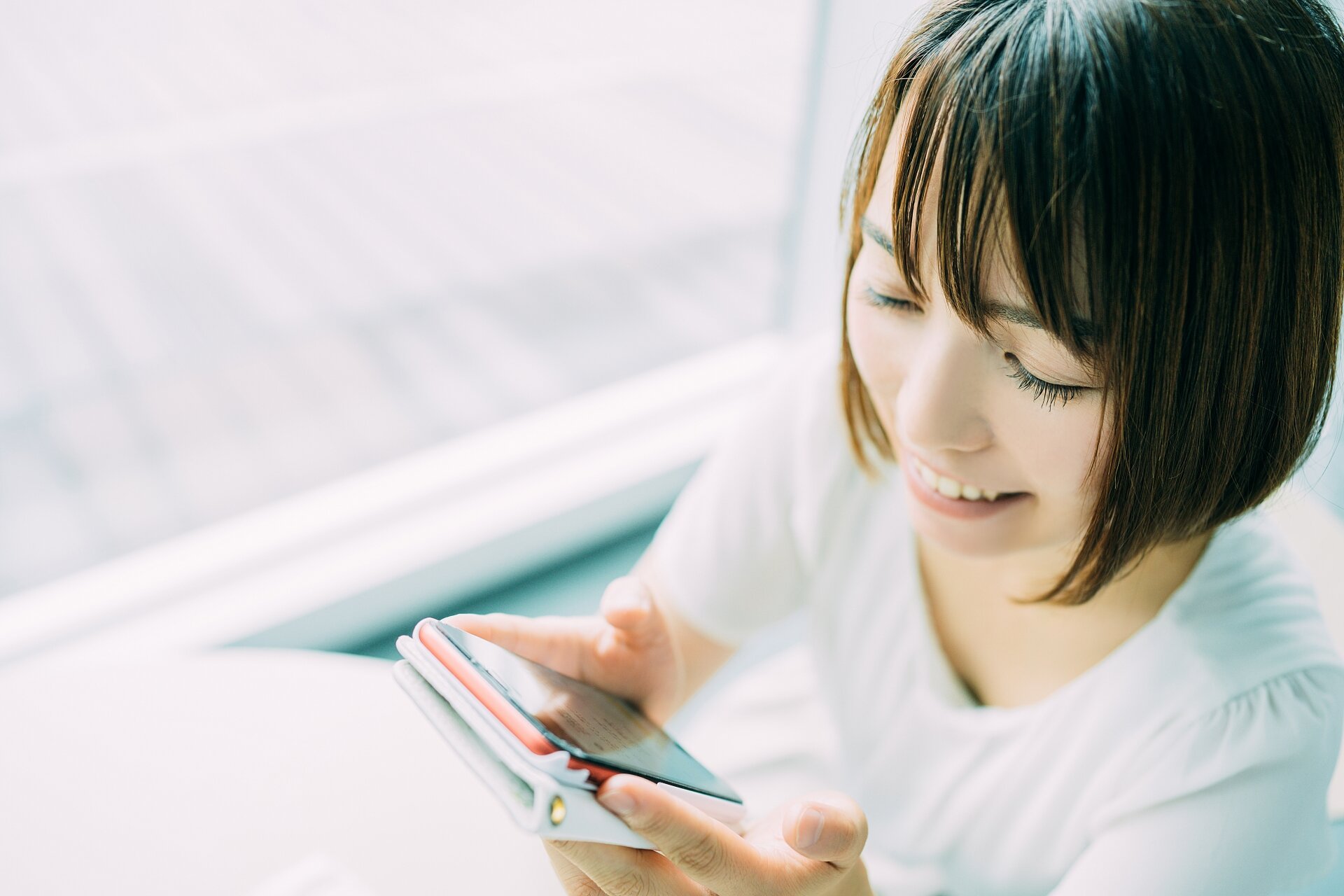 スマホを操作する女性の写真