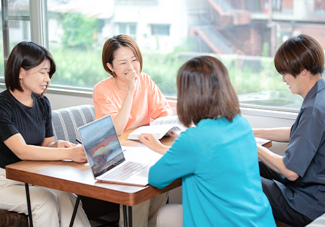 社内打ち合わせの様子